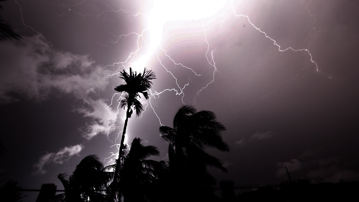 En la imagen de archivo, un rayo cae en Kolkata, este de la India. EFE/EPA/PIYAL ADHIKARY