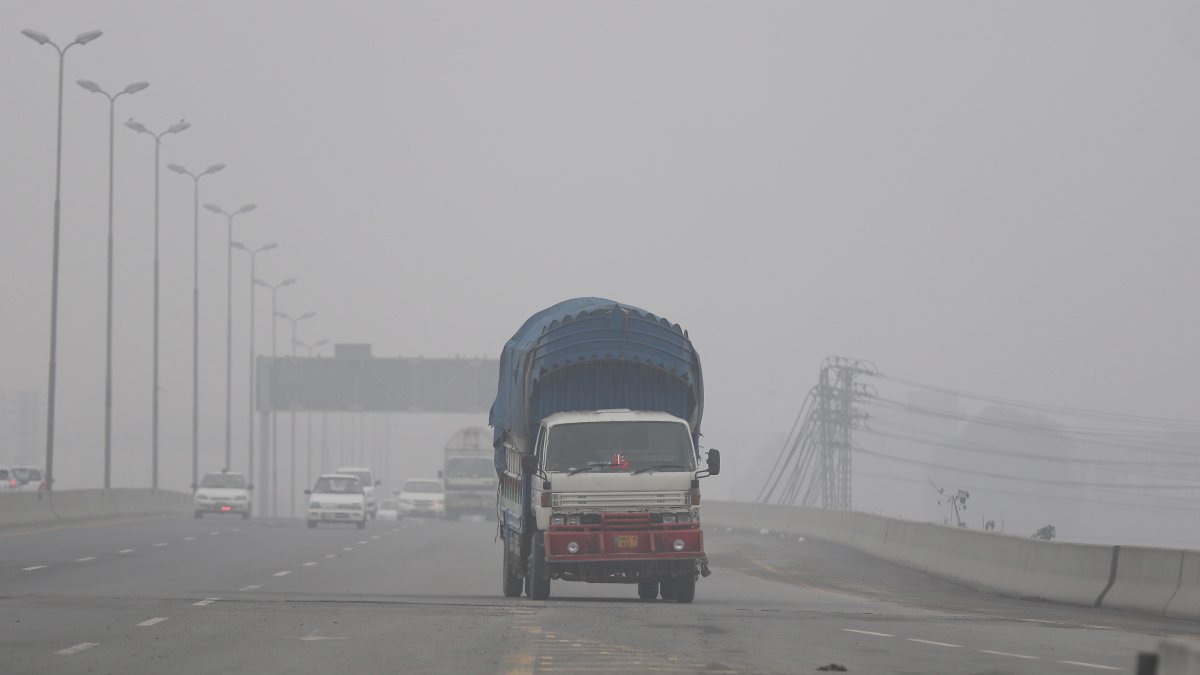 El  Tribunal Superior de Lahore pidió al gobierno provincial que cerrara las escuelas tres días a la semana para evitar la sobreexposición de los niños al aire tóxico.