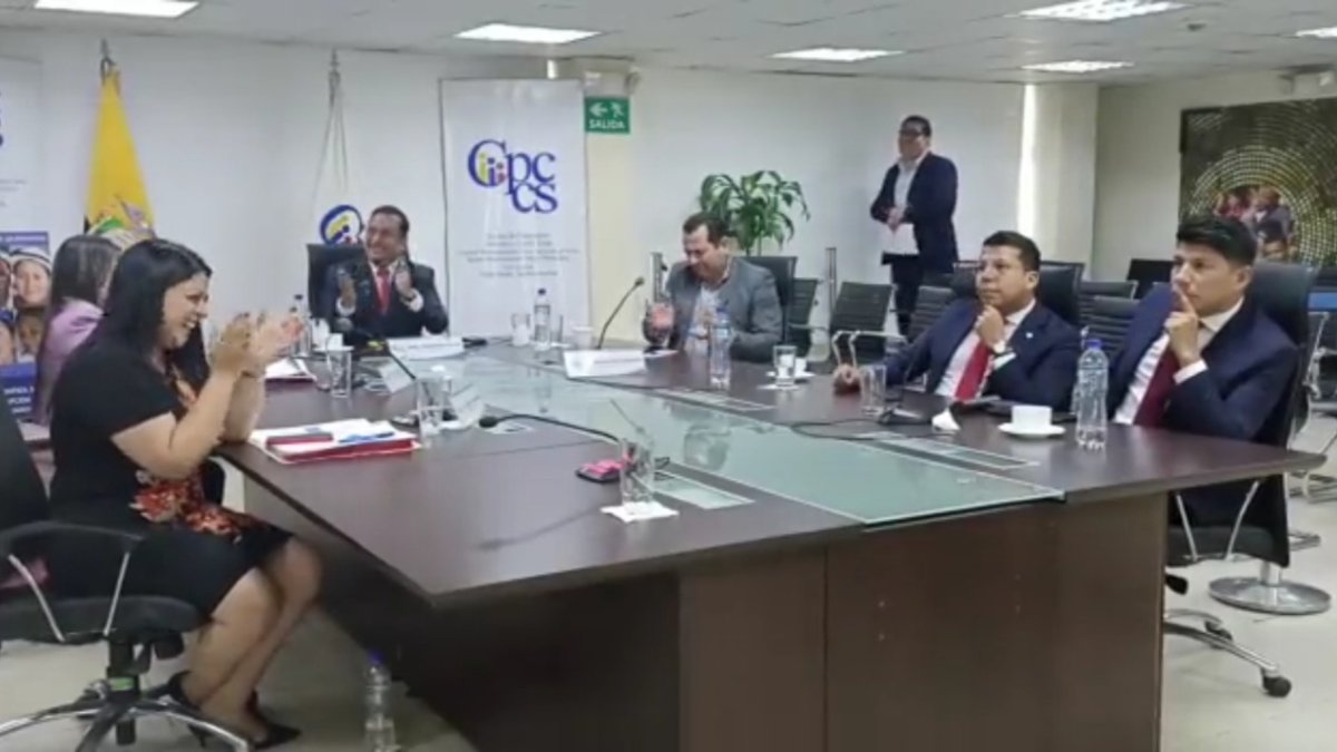 Júbilo. Los cuatro consejeros destituidos por la Asamblea aplauden al momento de conocer el fallo del juez que los restituyó en sus cargos.