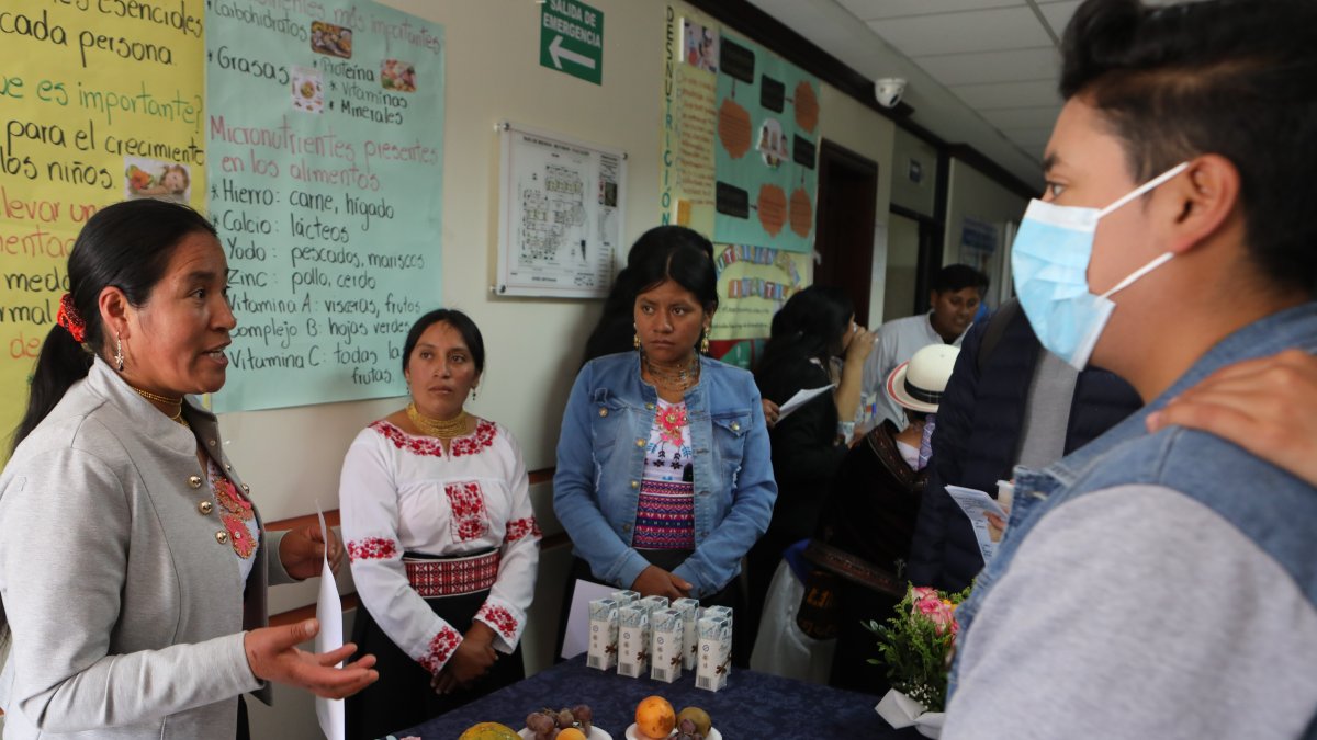 Unos 50 líderes comunitarios fueron capacitados. El 80% (40 mujeres y 10 hombres) son mujeres.