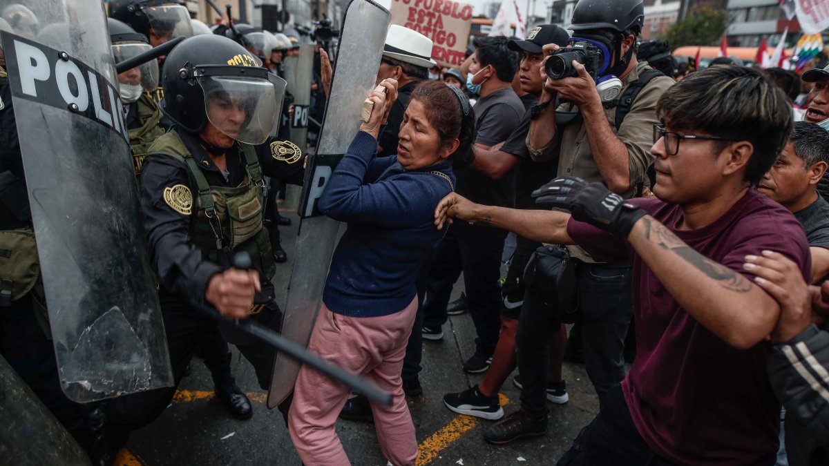 Manifestantes que respaldan al destituido presidente Pedro Castillo enfrentan a la Policía