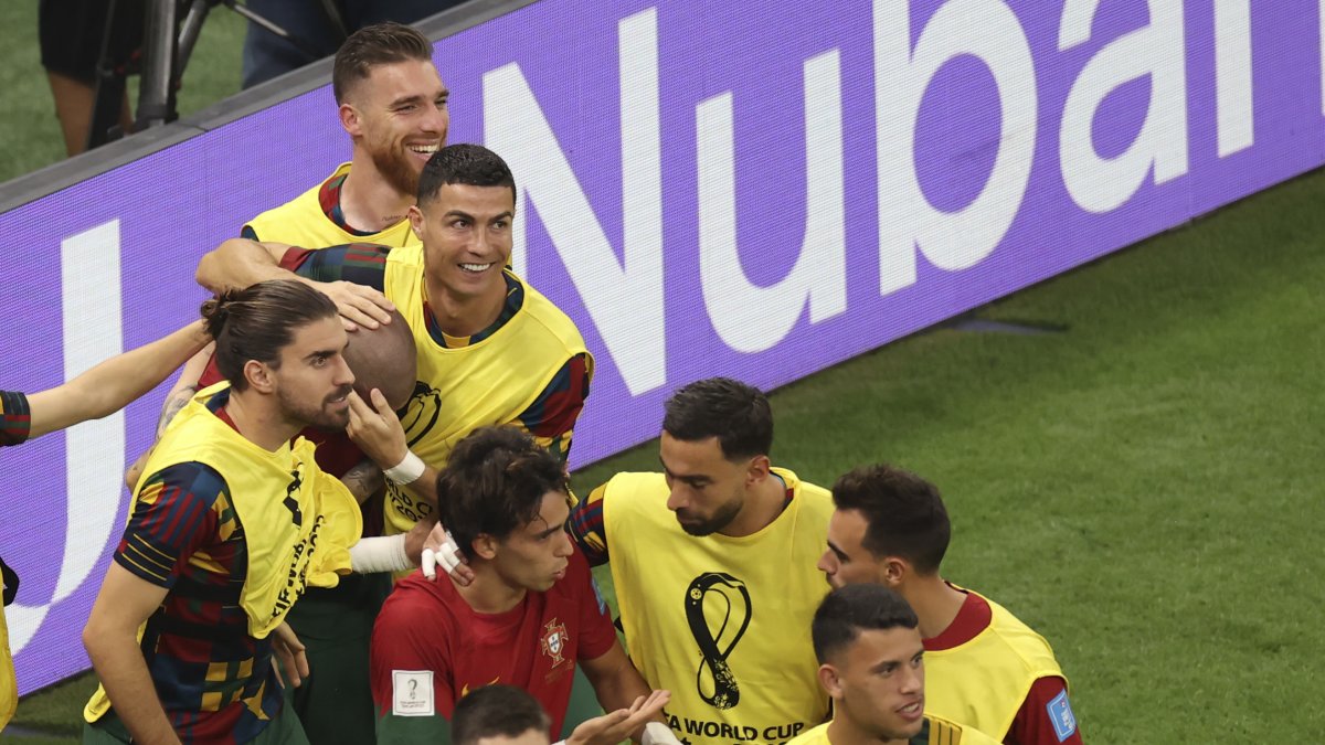 Cristiano Ronaldo celebra junto a los jugadores portugueses el gol de Pepe a Suiza.