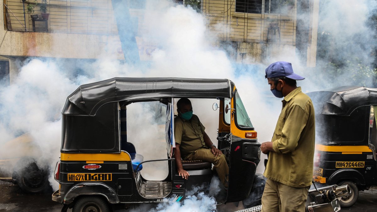 Un trabajador municipal fumiga contra la malaria cerca de una zona residencial en Mumbai, India, el 28 de julio de 2020.