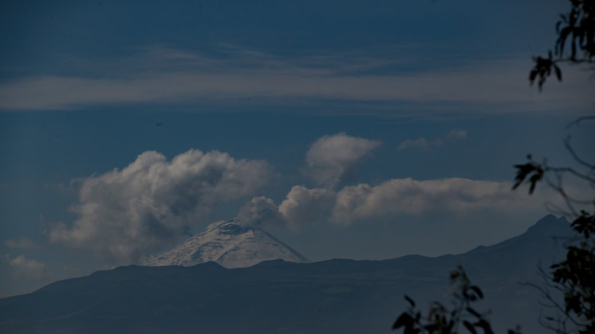 El volcán tiene una actividad de baja intensidad, según el Instituto Geofísico de la Politécnica.