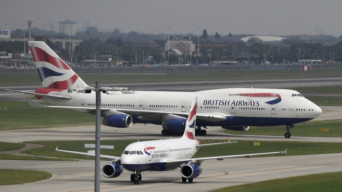 Varios aviones de la compañía británica British Airways permanecen estacionados en el aeropuerto de Heathrow el 29 de mayo de 2017.