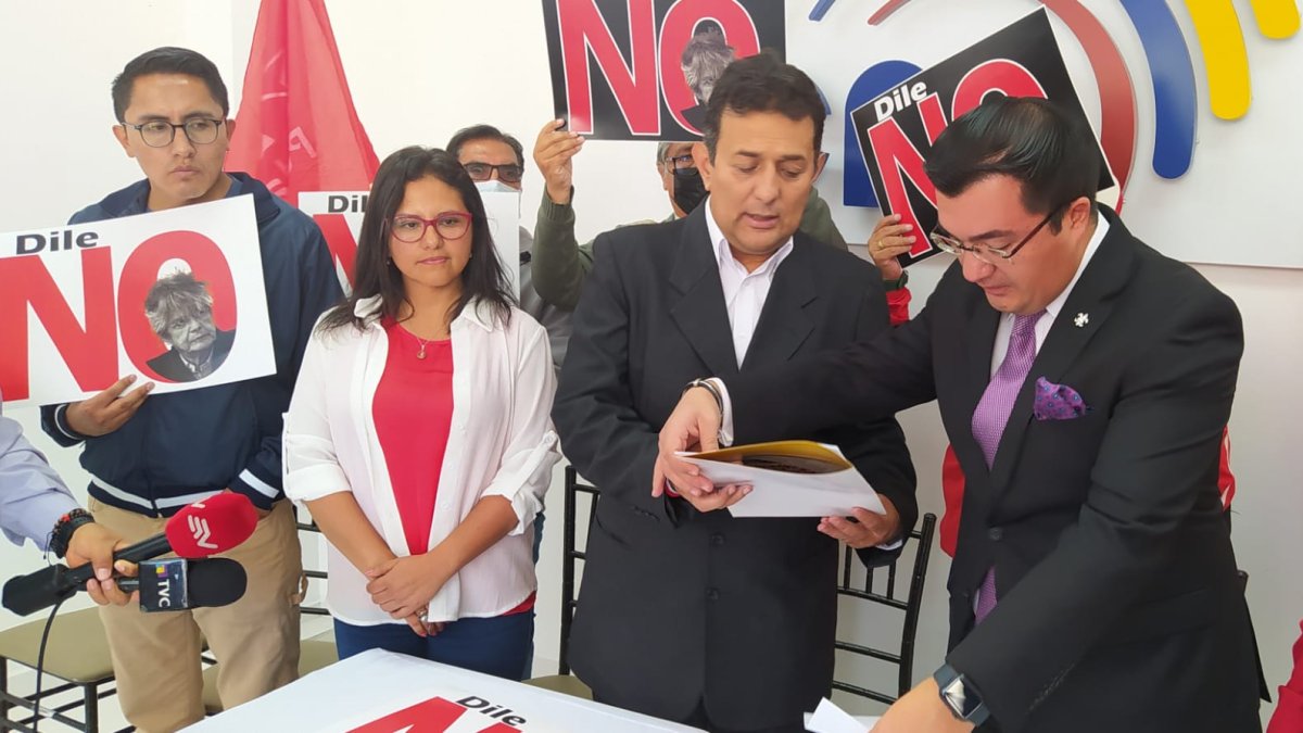 El secretario del CNE, Santiago Vallejo, recibió la documentación del director de Unidad Popular, Geovanni Atarihuana.