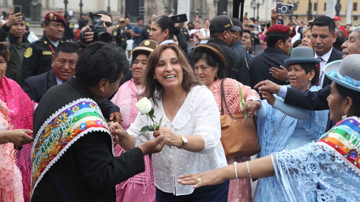 La nueva presidenta de Perú, Dina Boluarte, participa en una procesión de la Virgen de la Inmaculada Concepción de la ciudad de Puno hoy, en la Plaza de Armas de Lima (Perú).