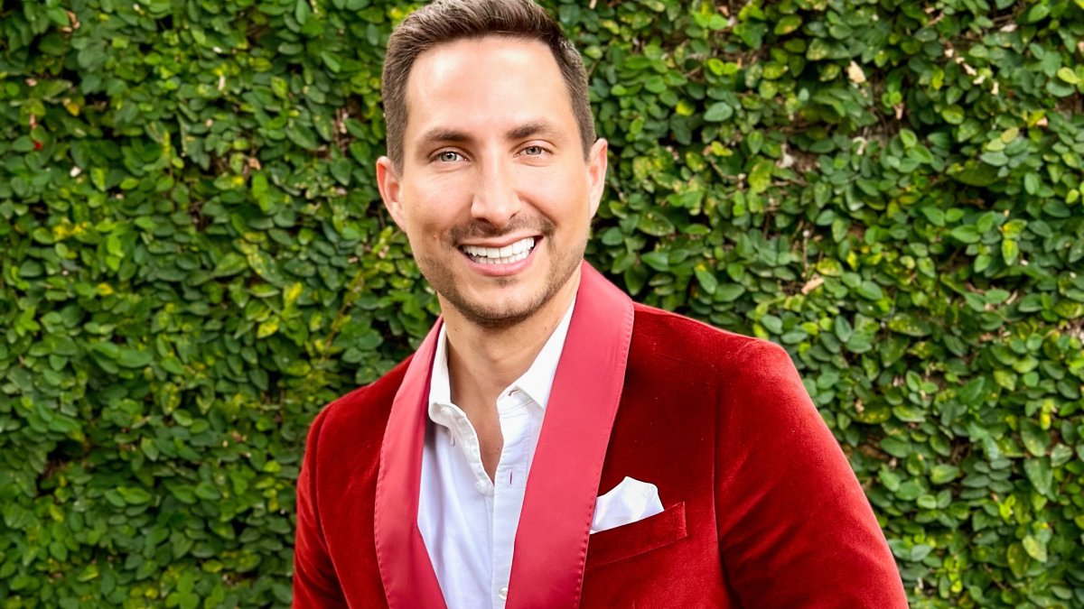 Eduardo crea contenido en redes sociales.