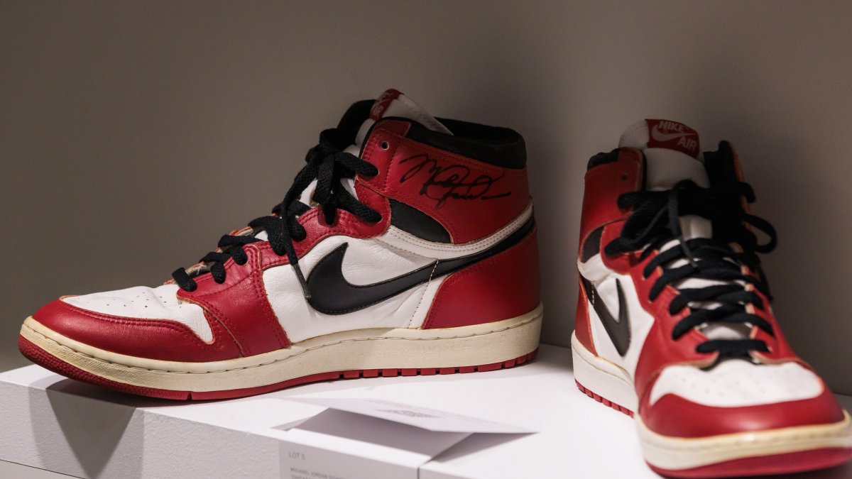 Vista, del 5 de diciembre de 2022, de un par de zapatillas Air Jordan 1 de 1985, puestos en subasta por Christie's