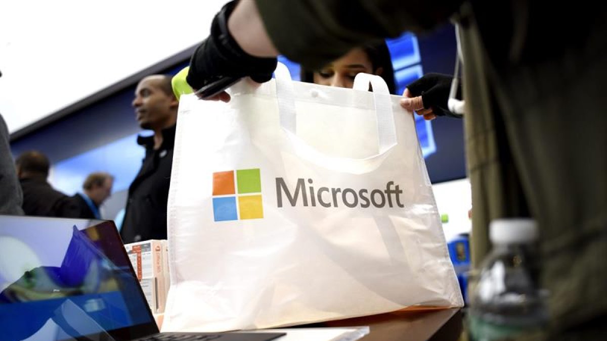 Comercio.- Una persona hace compras equipos de Microsoft.