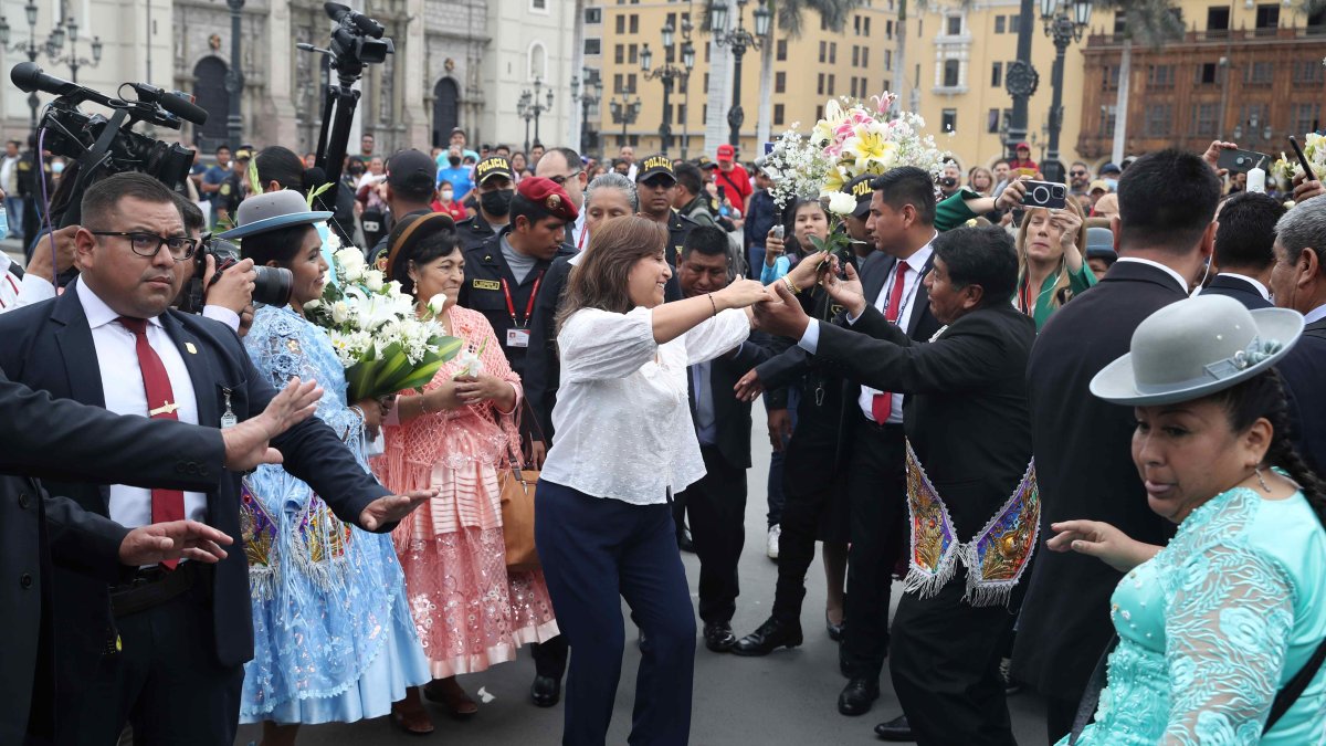 La nueva presidenta de Perú, Dina Boluarte, participa en una procesión de la Virgen de la Inmaculada Concepción de la ciudad de Puno hoy, en la Plaza de Armas de Lima, este jueves 8 de diciembre.