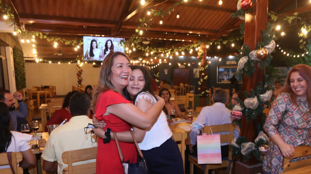 Norte. En Costanera Grill House fue la reunión de compañeros de trabajo de la empresa Evasa. En la foto la gerente de Evasa, Elsy Villacís (izquierda) y la contadora, Cynthia Barrera.