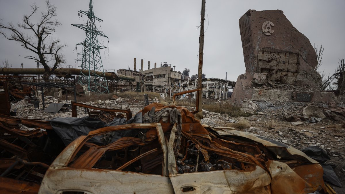 Un monumento destruido con el logo de Azovstal en la entrada principal de la planta siderúrgica de Azovstal en Mariupol, al este de Ucrania, el 7 de diciembre de 2022.  /SERGEI ILNITSKY