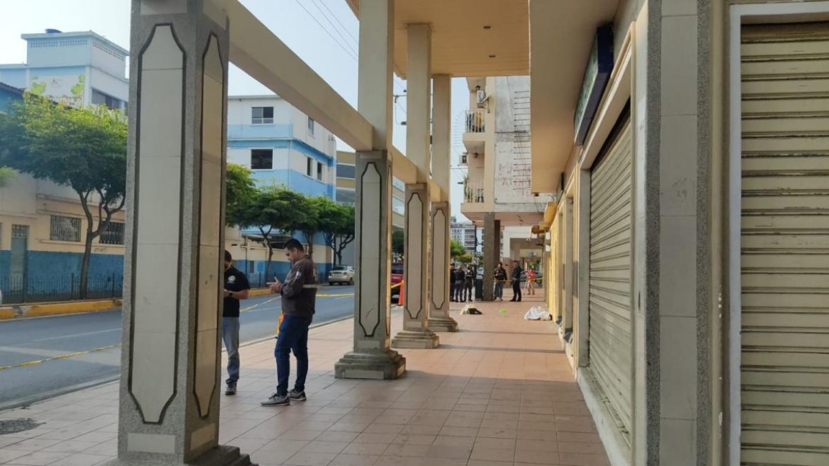 Agentes policiales llegaron al punto para retirar el cadáve