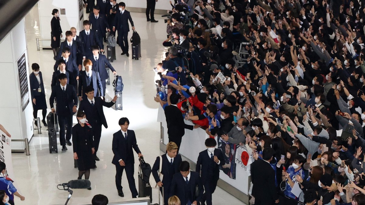 La selección japonesa de fútbol, durante su arribo al aeropuerto Internacional de Narita Japón.