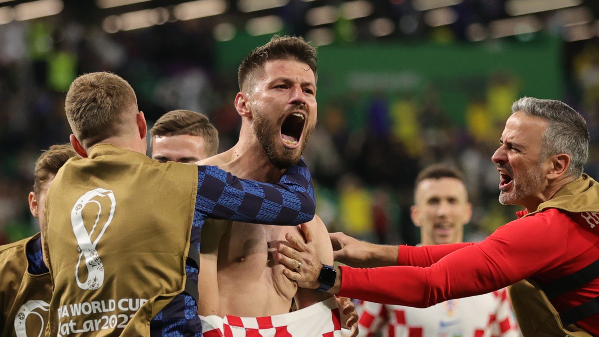 Bruno Petkovic (C) of Croatia celebrates after scoring the 1-1 during the FIFA World Cup 2022 quarter final soccer match between Croatia and Brazil at Education City Stadium in Doha, Qatar, 09 December 2022. (Mundial de Fútbol, Brasil, Croacia, Qatar)