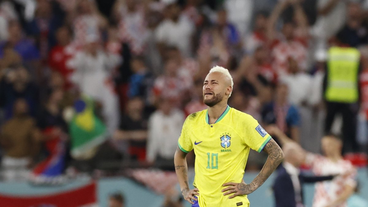 Neymar de Brasil se lamenta hoy, en un partido de los cuartos de final del Mundial de Fútbol Qatar 2022 entre Croacia y Brasil en el estadio Ciudad de la Educación en Rayán (Qatar)