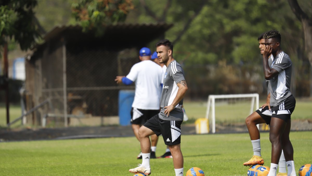 ENTRENAMIENTO DE EMELEC, EN EL POLIDEPORTIVO SAMANES, 09 DE DICIEMBRE  DEL 2022- AMELIA ANDRADE Guayaquil-Ecuador Agencia (Ag-ecpreso)
