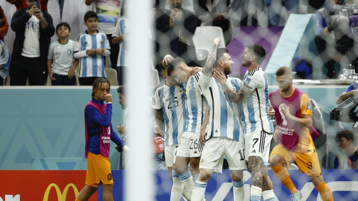 Jugadores de Argentina celebran un gol de Messi ante Países Bajos