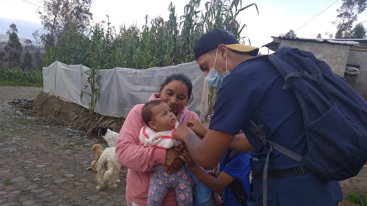 Un brigadista aplica una vacuna a un infante en un sector rural de Imbabura, donde hace dos semanas se confirmaron dos casos de sarampión.