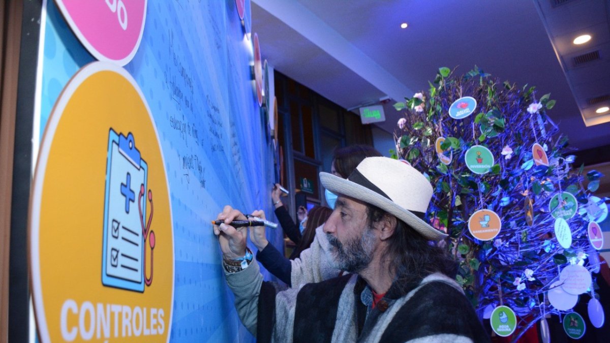 Apoyo. José Antonio Maeso firma en respaldo a la iniciativa.