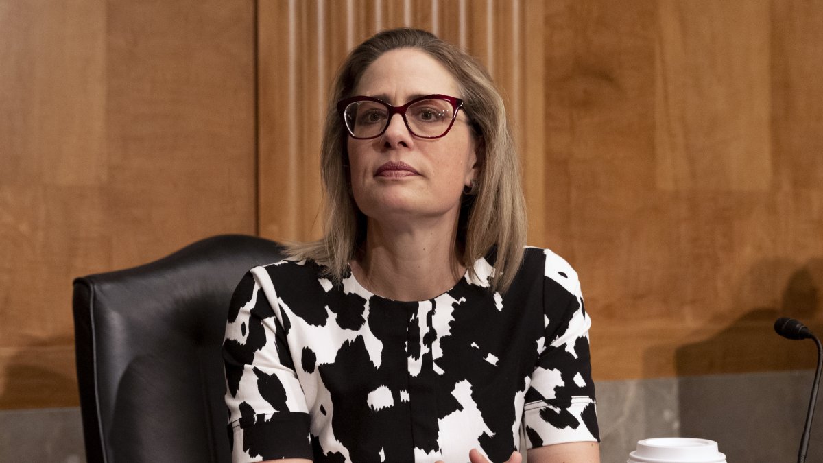 Imagen de archivo de la senadora estadounidense Kyrsten Sinema. EFE/EPA/MICHAEL REYNOLDS