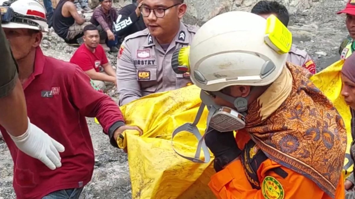 Equipos de rescate tras la explosión en una mina de carbón en Indonesia. EFE/S