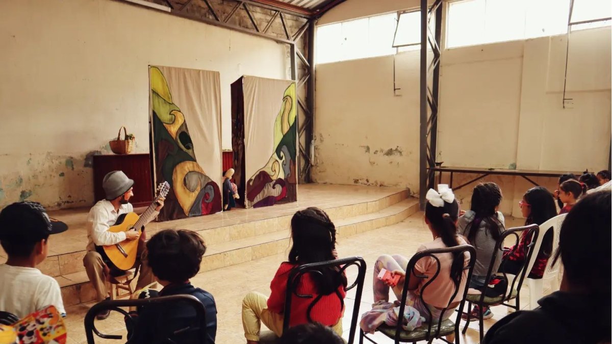 Actividad. Los integrantes del grupo Teatro de las Cloacas, durante una de sus presentaciones recientes.