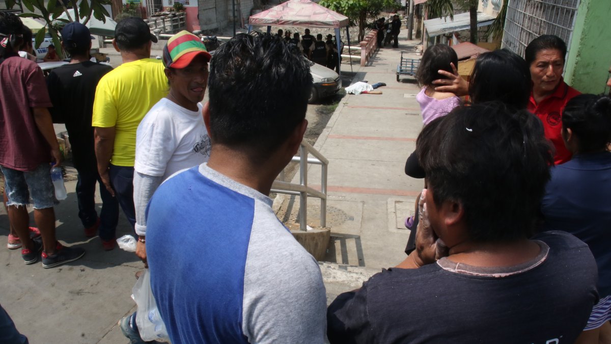 Guayaquil. El cuerpo quedó a unos metros del puesto del encebollado.