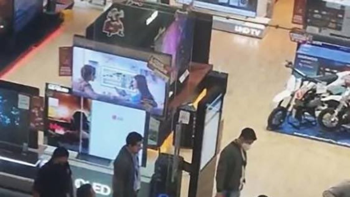 La alerta se inició luego de que el involucrado “gritó y se refirió de manera descortés” a agentes policiales. Esta persona luego fue sacada del lugar de encuentro