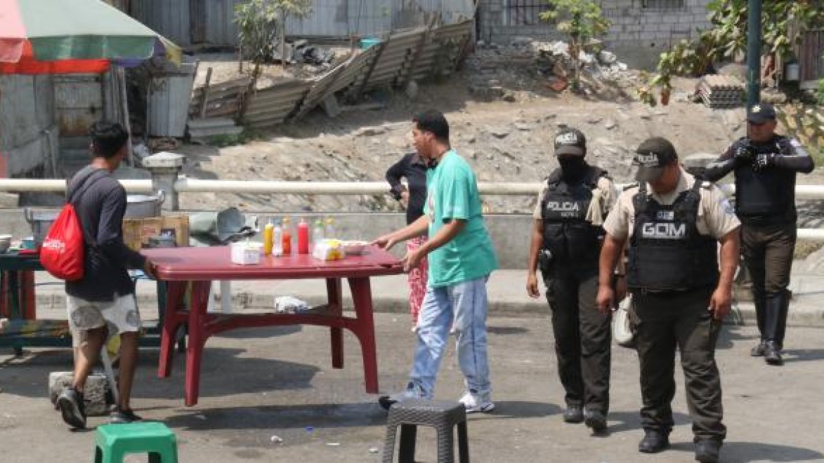 El puesto de comida fue movido unos metros y luego los comensales siguieron comiendo