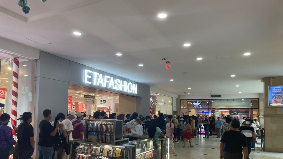 Así luce la fila de fanáticos que aspiran a comprar la línea del cantante.