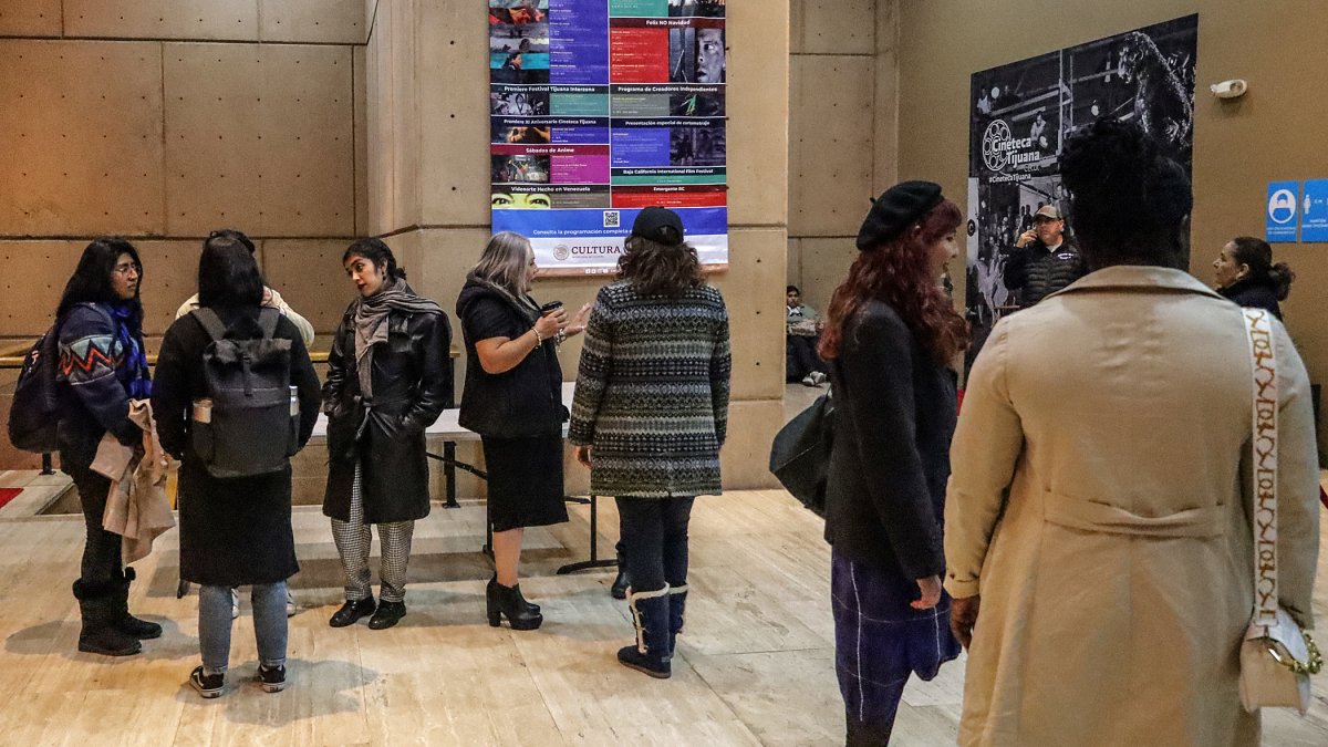 México. La gente acude para ver la telenovela hecha por los migrantes.