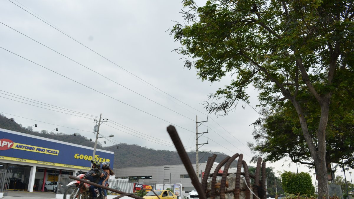 En la avenida Carlos Julio Arosemena, cerca del Colegio 28 de Mayo, este es el escenario.