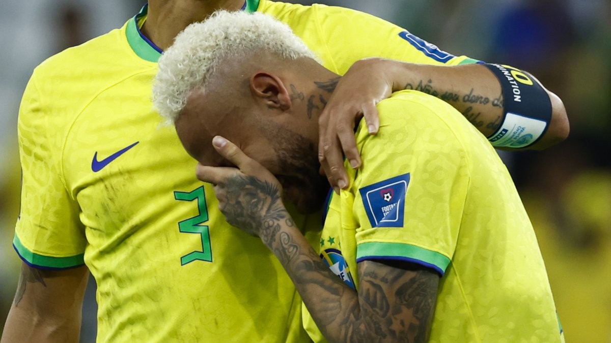Neymar llora luce de la eliminación de Brasil en el Mundial de Qatar.