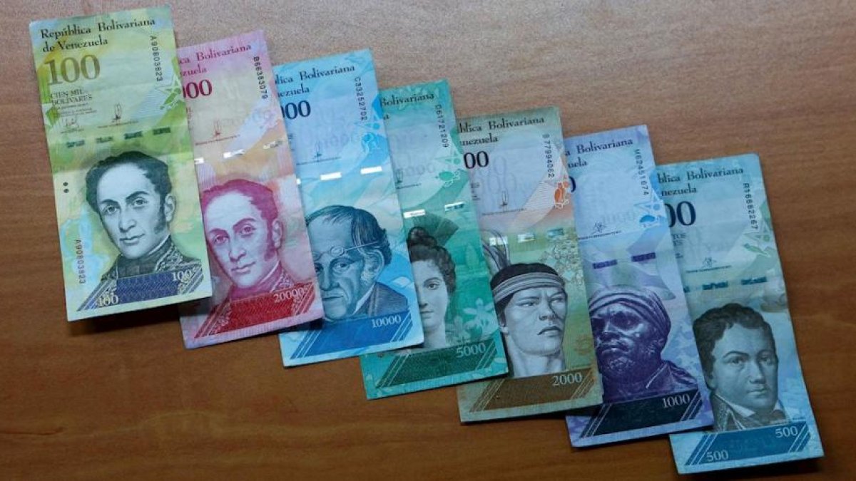El gobierno venezolana busca opciones para darle un alto a la devaluación de su moneda.