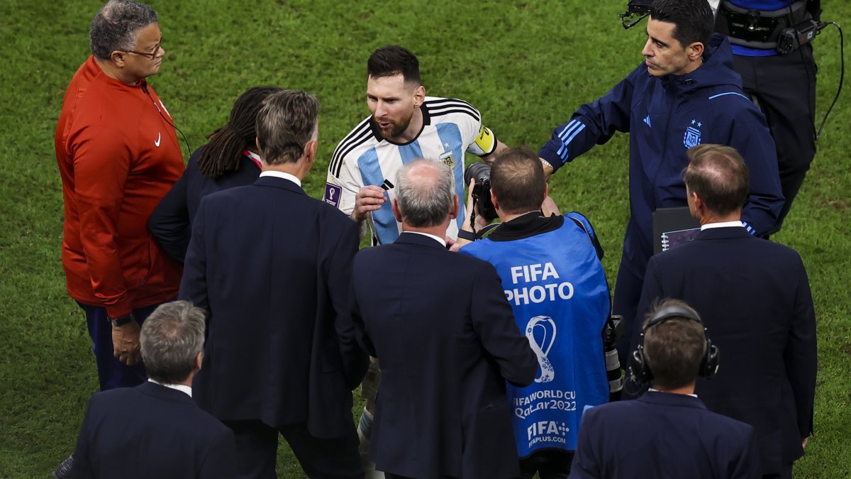 Lionel Messi fue a recriminar al entrenador Louis van Gaal por lo que dijo previo al partido.