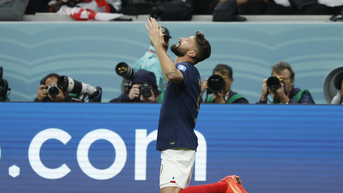 Olivier Giroud de Francia celebra un gol hoy, en un partido de los cuartos de final del Mundial de Fútbol Qatar 2022 entre Inglaterra y Francia en el estadio Al Bait en Jor (Catar).