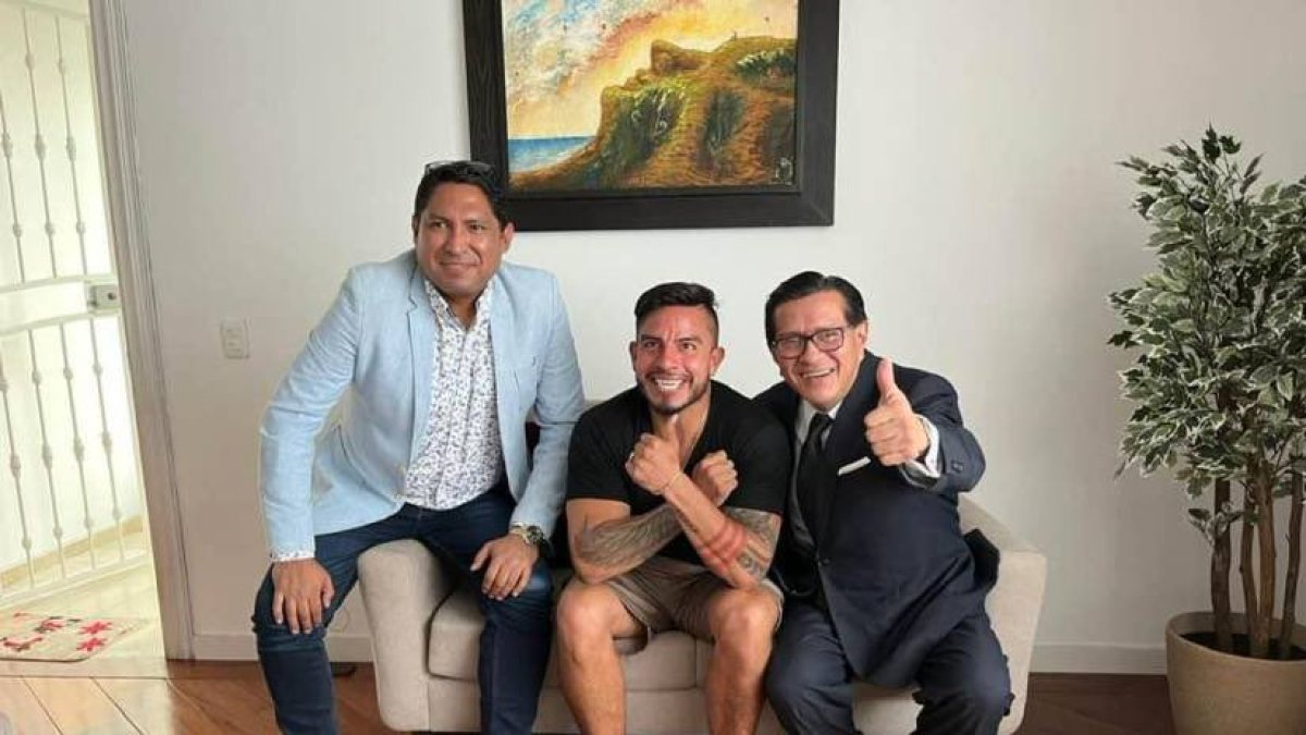 Daniel Salcedo (c) tras salir de la cárcel 4 de Quito.