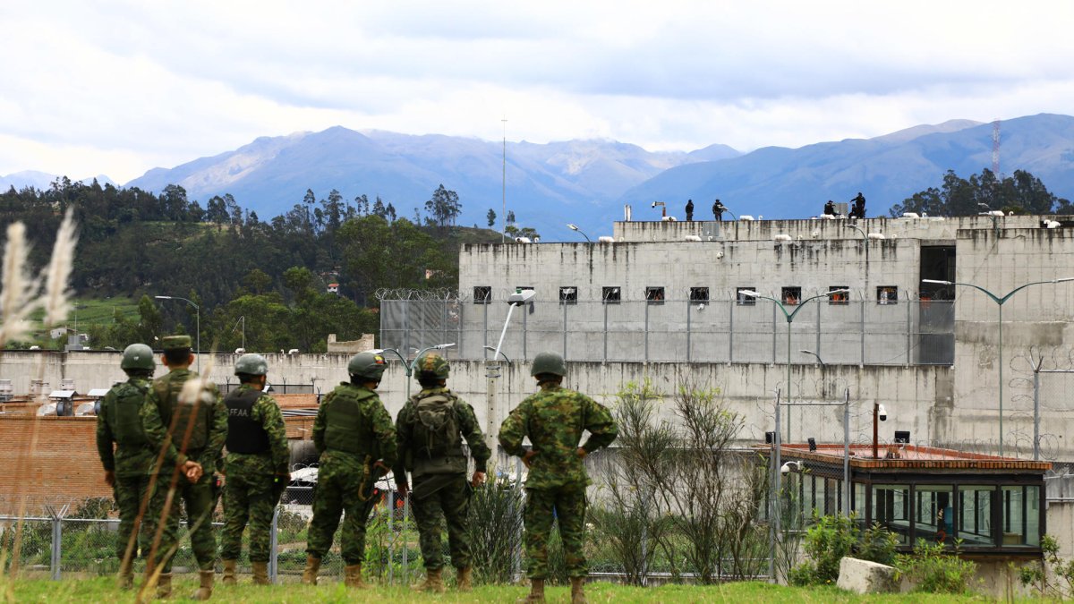 En la imagen un registro de archivo, tomada el pasado 4 de abril, en la que se registró a varios policías al vigilar la cárcel de la libertad N.1, en Cuenca (Ecuador).