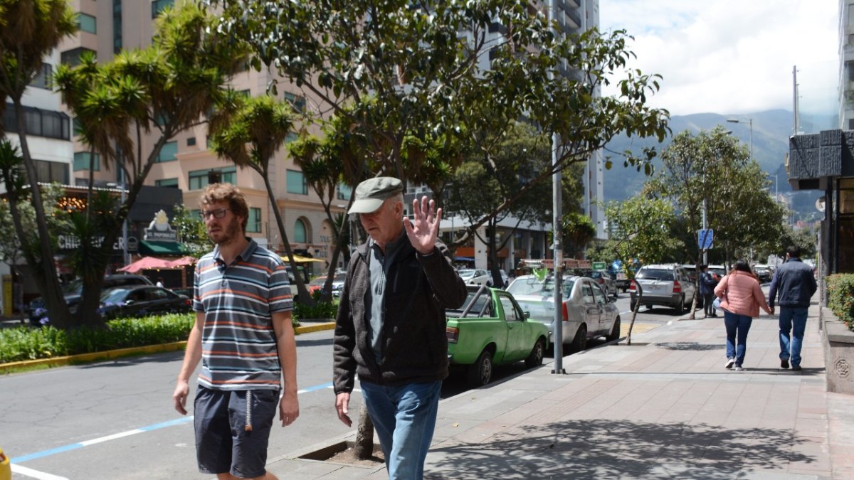 Caminar. En la avenida República del Salvador es muy  común ver pasear a extranjeros de varias nacionalidades.