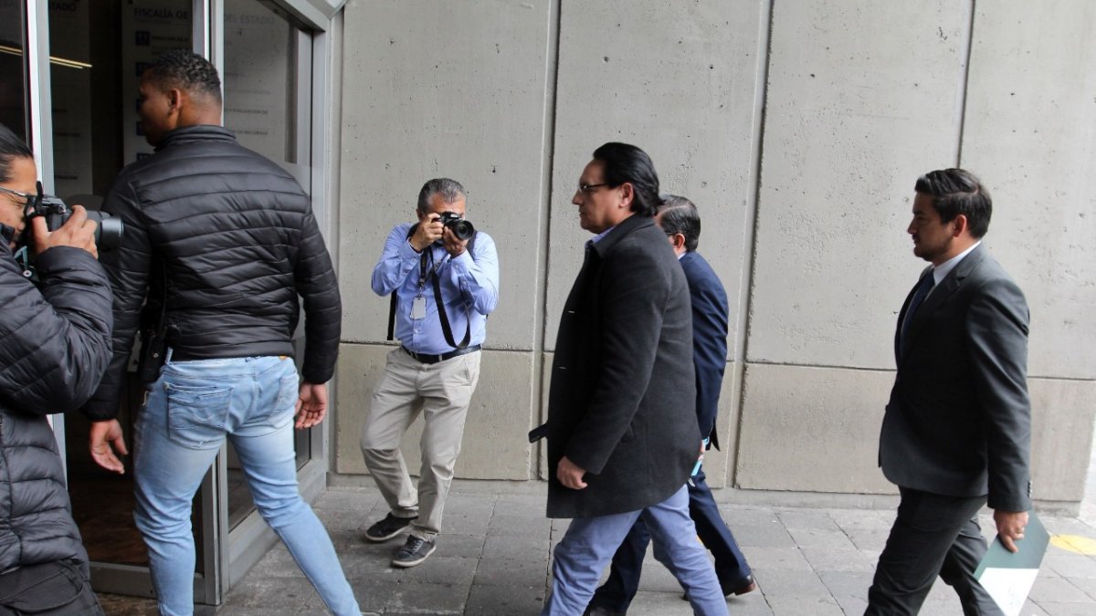 Documentos. Fernando Villavicencio presentó la denuncia en la Fiscalía a finales de noviembre pasado.