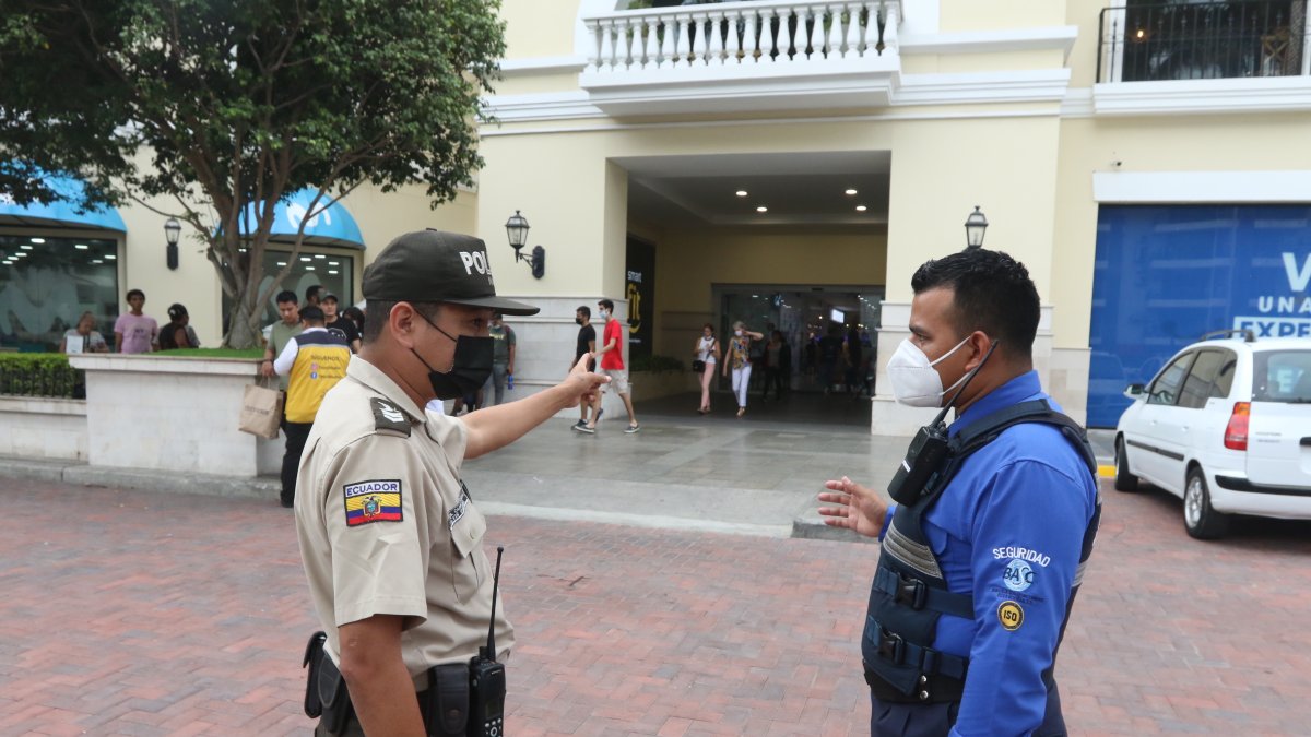 Disposiciones. La presencia de la Policía Nacional se ha incrementado en los exteriores de los centros comerciales y se complementa con la guardianía privada.