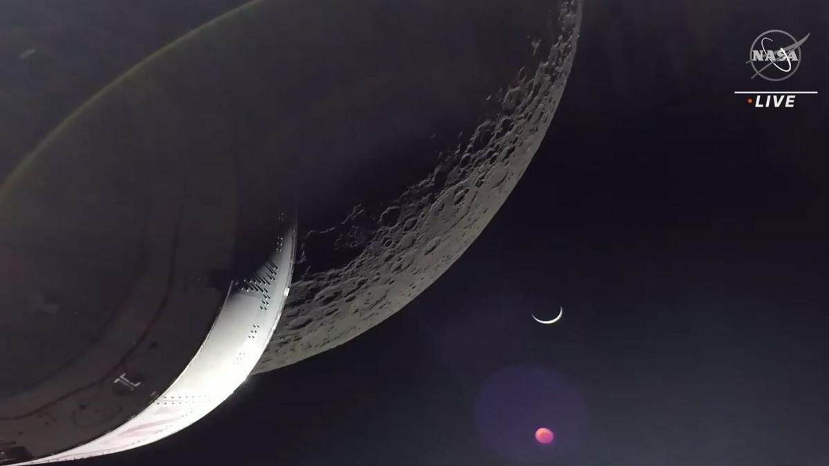 El 1 de diciembre de 2022, Orión encendió su motor principal durante 95 segundos en una órbita muy retrógrada alrededor de la Luna y entró en su  esfera Hill de influencia gravitacional el 3 de diciembre.