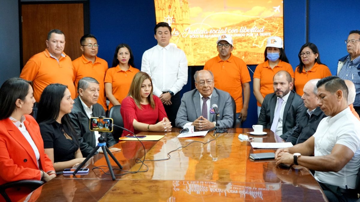 Enrique Chávez (centro) es reconocido como presidente del partido por una facción de la organización política.