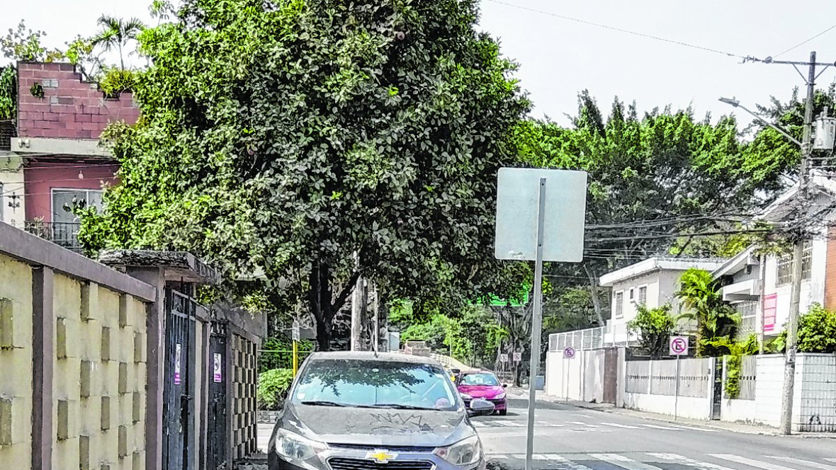 Los vehículos son parqueados en cualquier sitio