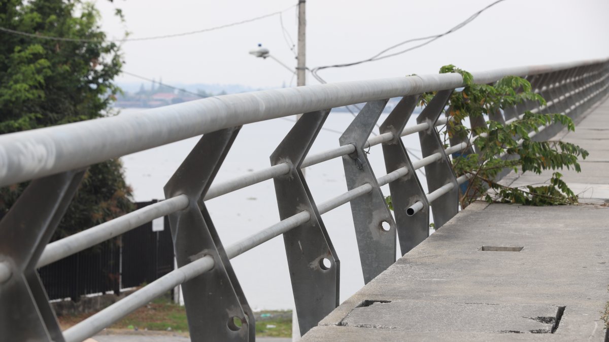 Así permanece ahora el puente. El miedo entre los peatones es latente.