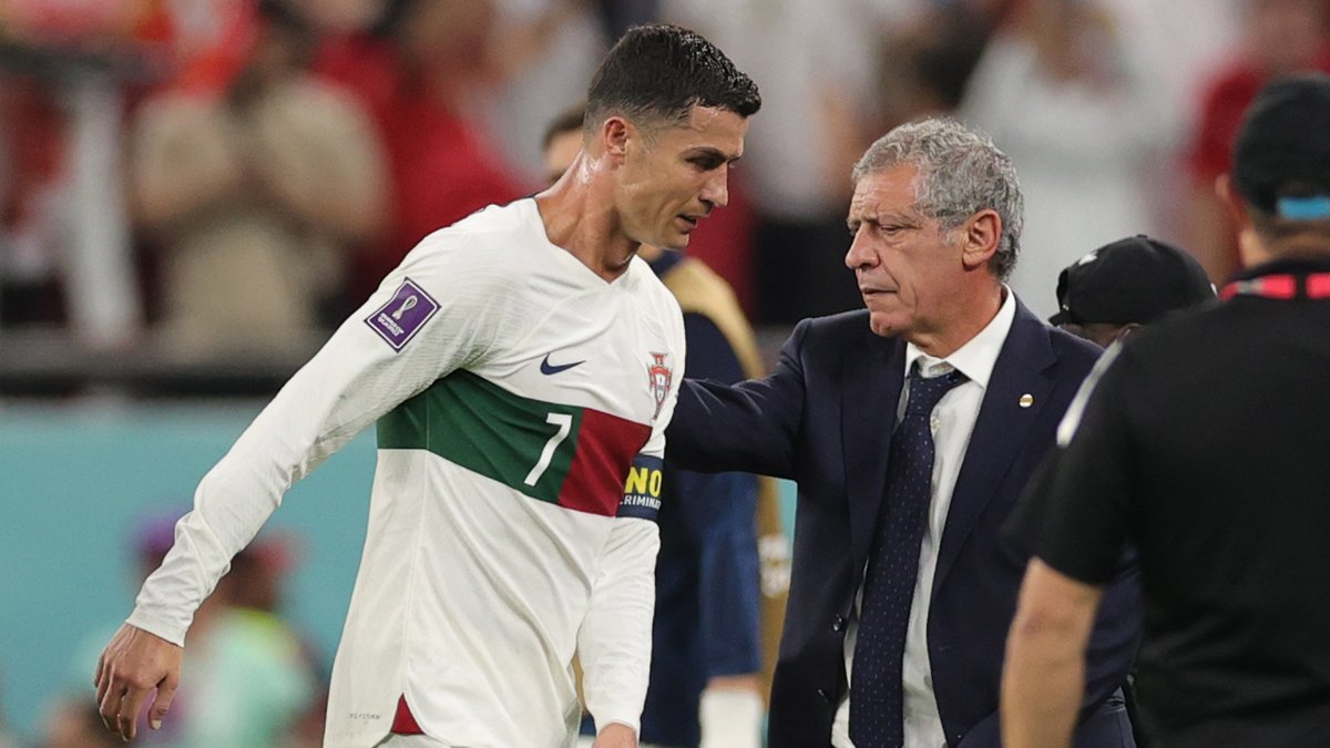 Cristiano Ronaldo (i) y el técnico Fernando Santos, tras el duelo ante Marruecos, donde Portugal fue eliminado del Mundial.