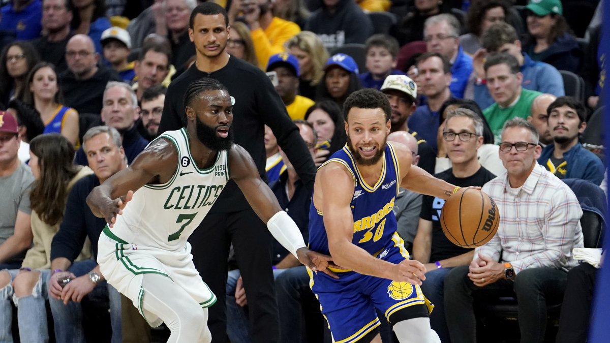 Stephen Curry (d), de los Warriors, aportó con 32 puntos.