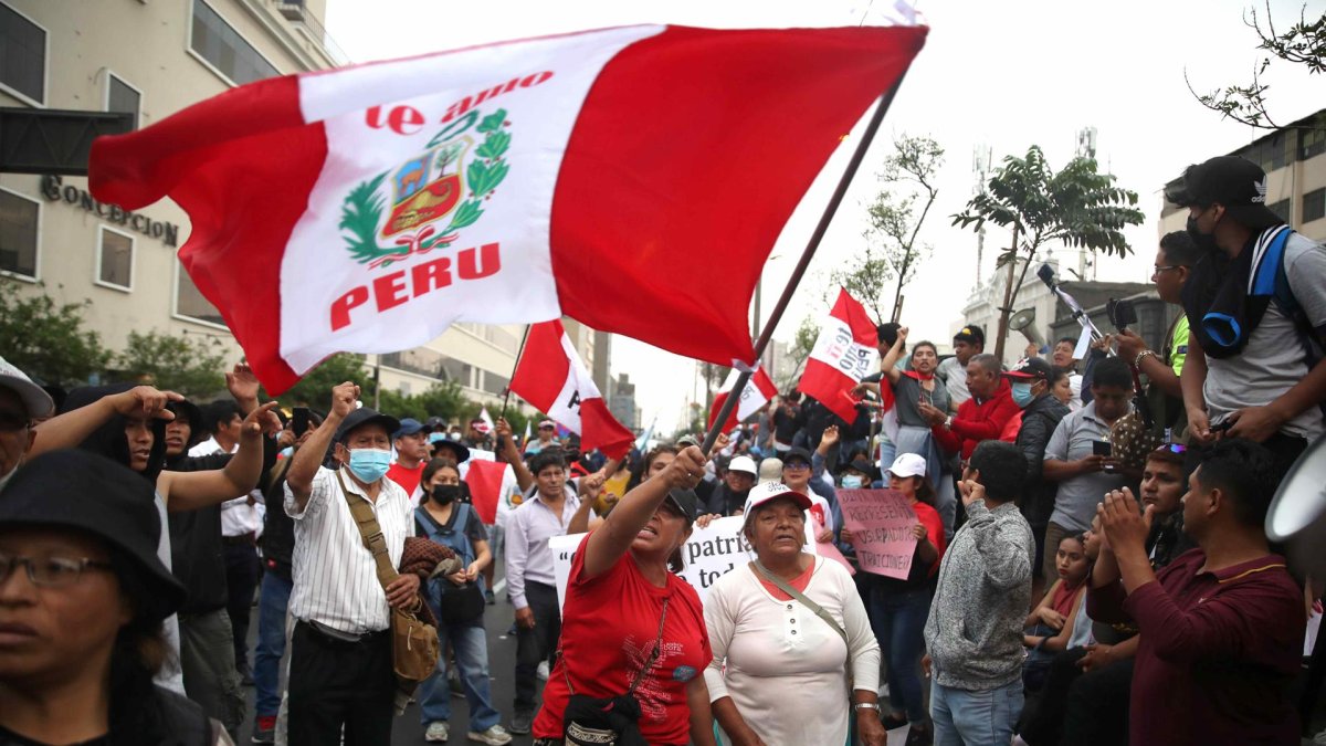 Cientos de manifestantes a favor de Pedro Castillo y en contra del Congreso se manifiestan en las calles del centro, hoy en Lima (Perú).